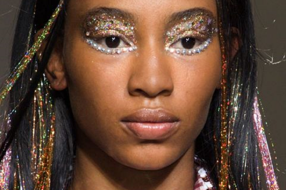 The Therapeutic Benefits of Hair Tinsel: Self-expression and Confidence Boost